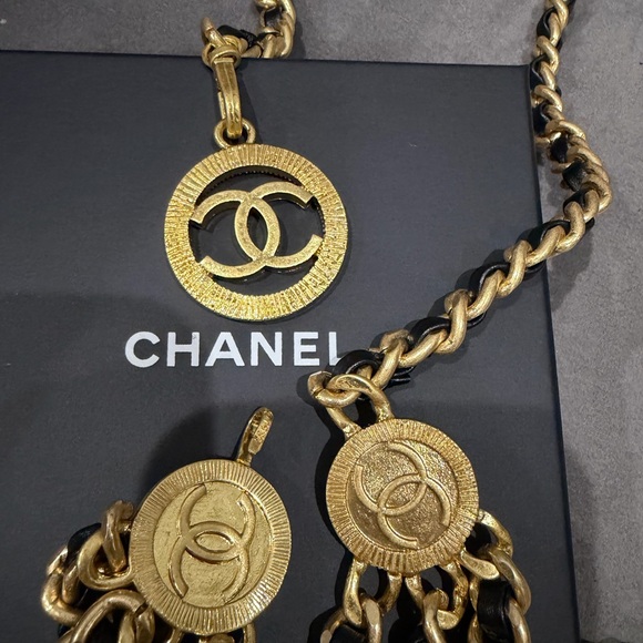 Chanel Vintage 1984 Medallion CC Logo Black Leather Triple Strand Necklace Belt - Picture 9 of 16